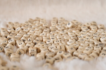 ensemble de petites perles avec des lettres avec un fondu flou en haut et en bas