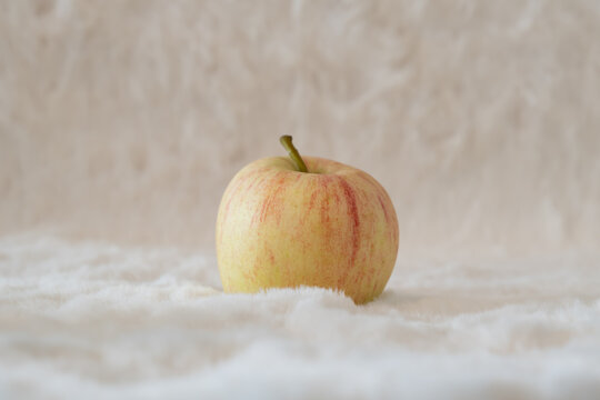 Pomme fraiche posée sur un tapis de poils