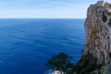 Fototapeta na wymiar Wunderschöner Ausblick auf Felsen und Mittelmeer am Mirador del Colomer am Cap Formentor auf der Baleareninsel Mallorca