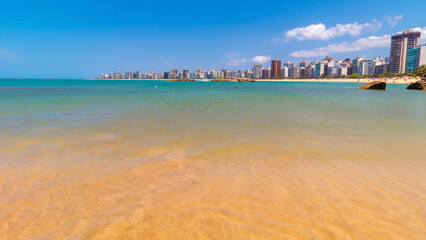 Obraz premium mar transparente da praia da costa, Itaparica, Vila Velha, Vitória, Espirito Santo, Brasil