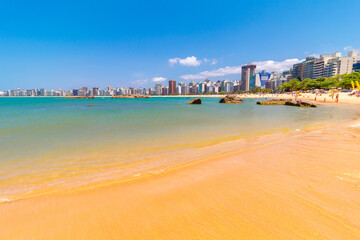 Obraz premium onda do mar transparente na praia da costa, Itaparica, Vila Velha, Vitória, Espirito Santo, Brasil