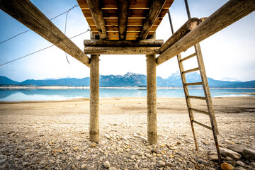 Steg in einem Leeren Stausee im Sommer