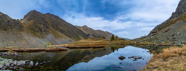 Autunno in Valle Stura: tripudio di colori, vette, laghi, cascate e flora alpina