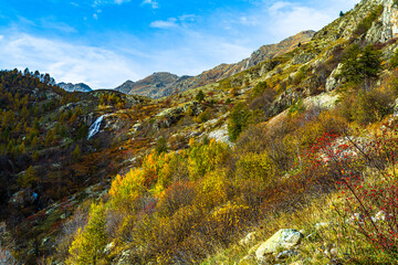 Autunno in Valle Stura: tripudio di colori, vette, laghi, cascate e flora alpina