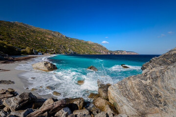 Fototapeta na wymiar Krajobraz morski. Niebieskie niebo i lazurowe morze, Evia, Grecja