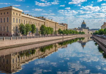Fototapeta premium Saint Isaac Cathedral across Moyka river, Saint Petersburg, Russia