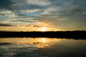 Sonnenuntergang im Dschungel
