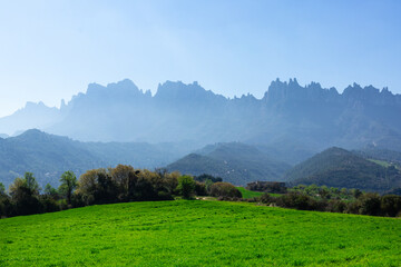 Fototapeta na wymiar Montaña de Montserrat con nieblilla. 