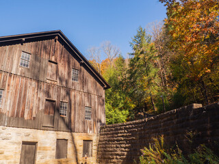 Fototapeta na wymiar old barn in autumn
