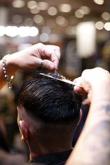 barbero cortando el pelo con peine y tijera