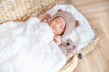 ニューボーンフォト_くまさんと一緒でほほ笑む赤ちゃん