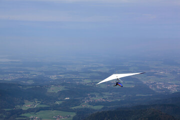 Fototapeta na wymiar Drachenflieger startet von einem Berg in den Alpen