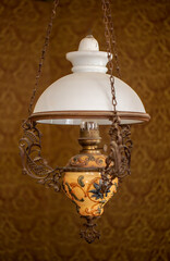 Alte dekorative Petroleumlampe hängt von der Decke