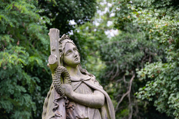 Fototapeta na wymiar Figura de la Virgen en cementerio de Olšany, Praga