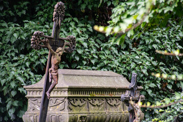 Cruz y ataúd de piedra en cementerio de Olšany, Praga