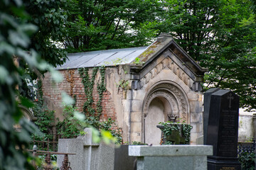 Cripta y lápidas en cementerio de Olšany, Praga