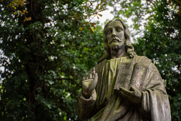 Fototapeta na wymiar Escultura de Jesucristo en cementerio de Olšany, Praga