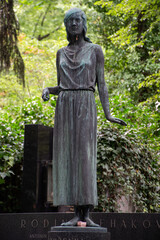 Escultura de bronce en cementerio de Olšany, Praga