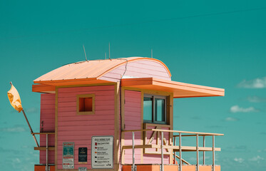 Fototapeta na wymiar lifeguard hut on the beach miami 