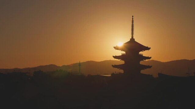 京都東山区　法観寺　八坂の塔と夕日