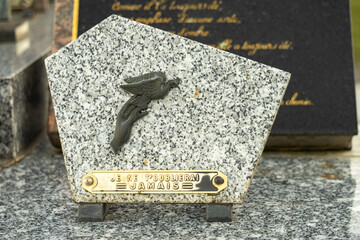 Funerary plaque, adorned with a hand letting a dove fly away, with the inscription: "I will never forget you"