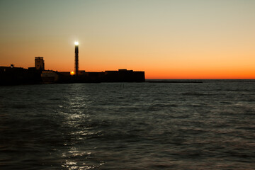 faro al atardecer