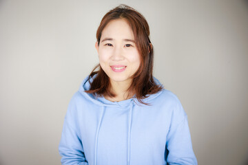 Fototapeta premium カメラ目線で笑う女性
