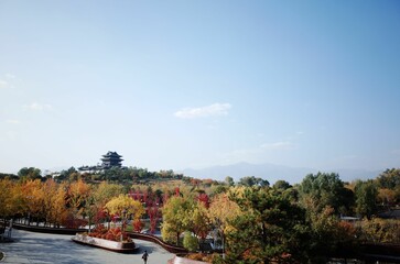 Naklejka premium Beautiful royal landscape Jingshan park with a traditional building and autumn trees