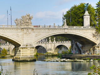 Obraz premium Bridges crossing the Tiber river in Rome Italy on a fall day.