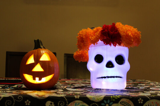 Calabaza de Halloween junto a calavera del d&iacute;a de muertos. 