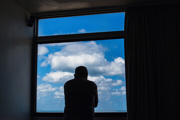 HOMBRE DE ESPALDAS EN LA VENTANA