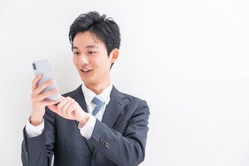 携帯を触る日本人男性