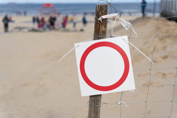  Leeres Schild am Strand der Ostsee in Polen mit Textfreiraum auf dem Schild