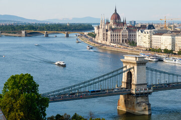 Die Széchenyi-Kettenbrücke, die Margaretenbrücke und das ungarische Parlamentsgebäude - Budapest, Ungarn