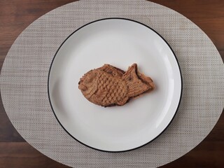 白い皿に置かれたたいやき