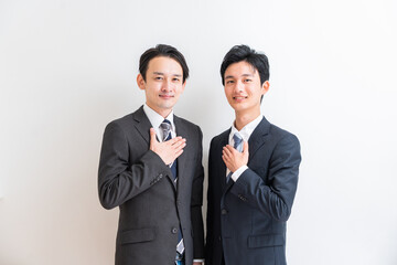 胸に手を当てる日本人男性