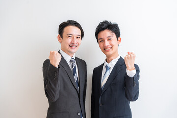 カメラ目線でガッツポーズする日本人男性