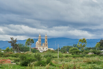 Fototapeta na wymiar panoramico, nubes, ameca, arbol, iglesia