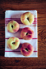 Pêches de vignes sur une table en bois