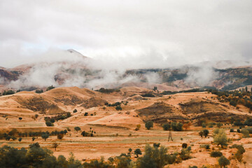 Zdjęcie przedstawia góry położone w Gruzji. Mgła/ lodowiec idealnie komponuje się z kolorami...