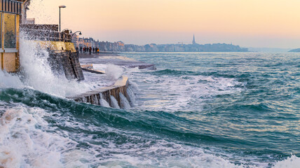 Agitated sea during High tides in Saint-Malo - obrazy, fototapety, plakaty