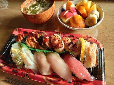 'edomae kaisen-nigiri sushi' japanese foods / 江戸前握り（海鮮にぎり）のランチセット