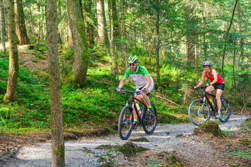 Mit dem Mountainbike die frische Waldluft genießen