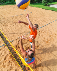 el
Volle Konzentration auf den Angriff am Netz beim Beachvolleyball
