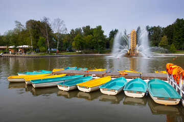 VDNH, Kamensky Pond, view of the Golden Spike fountain and boat station, landmark - obrazy, fototapety, plakaty