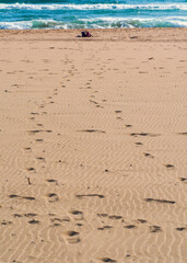 Huellas de pisadas en la arena de la playa