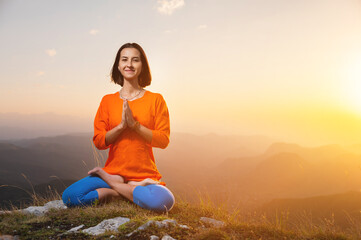 Fototapeta na wymiar woman doing yoga and meditation in the mountains at sunset, rest at the end of the day