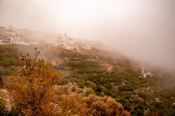 Frigiliana en la niebla, Málaga, Andalucía, España