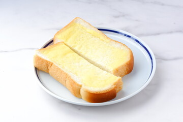 マーガリンを塗ったパン