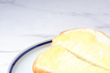 マーガリンを塗ったパン